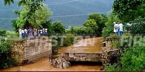 கனமழையால் இடிந்து விழுந்தது பாலம்: போக்குவரத்து துண்டிப்பு