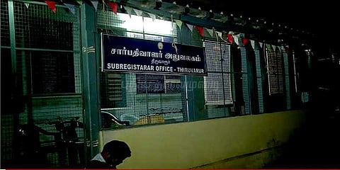 திருவாரூர் சார் பதிவாளர் அலுவலகத்தில் லஞ்ச ஒழிப்பு போலீசார் விடிய விடிய சோதனை