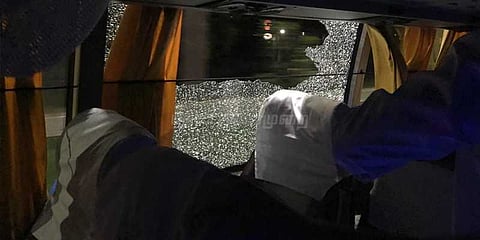 ஆஸி. கிரிக்கெட் வீரர்கள் சென்ற பேருந்தின் மீது கல்வீச்சு!