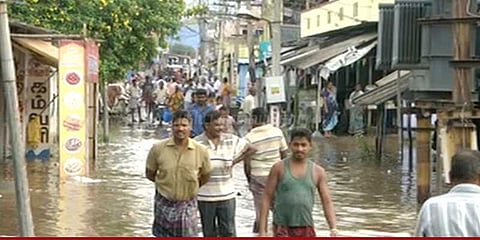 4 மணி நேரம் கொட்டித் தீர்த்த மழை: குடியிருப்புகளுக்குள் நீர் புகுந்ததால் அவதி