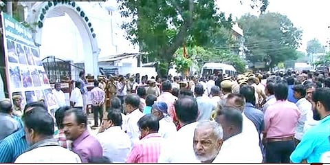 குப்பைகளை அகற்றாத நகராட்சியை கண்டித்து பொதுமக்கள் சாலை மறியல்