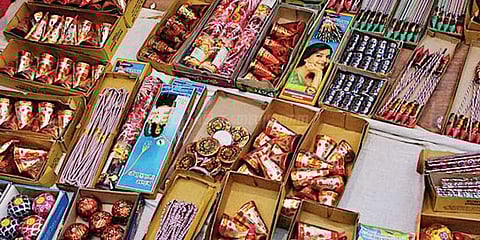 கூட்டுறவு அங்காடியில் பட்டாசு சிறப்பு விற்பனை தொடங்கியது