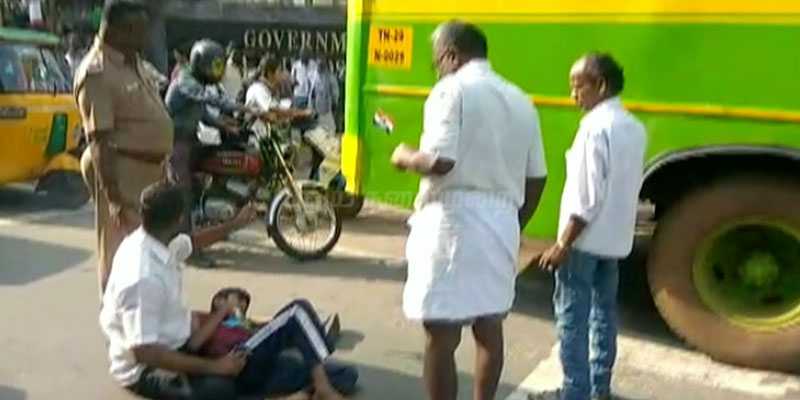 அரசு மருத்துவமனையில் தள்ளுவண்டி வசதி மறுப்பா?