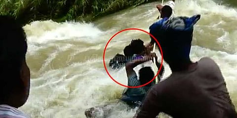 பள்ளிப் பிள்ளைகள் வெள்ளநீரில் விபரீத பயணம்