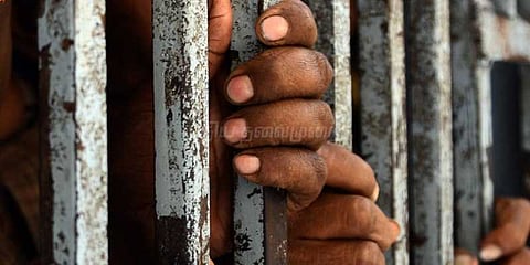 ஆண், பெண் கைதி சந்திப்பு விவகாரம்: 4 பேர் சஸ்பெண்ட்