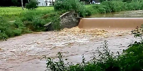 தீவுபோல் காட்சியளிக்கும் கிராமம்: ஆற்றை கடக்க முடியாமல் மக்கள் தவிப்பு