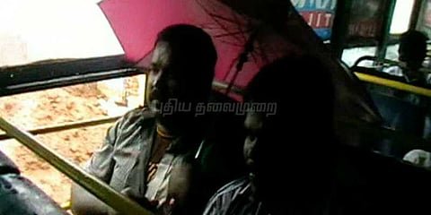 பேருந்துக்குள் குடைபிடிக்கும் மக்கள்: அரசு பேருந்தின் அவலம்