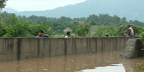 ரூ.5 கோடியில் கட்டப்பட்ட கால்வாய் இடிந்தது