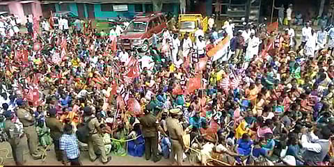 போனஸ் கேட்டு தேயிலை தோட்டத் தொழிலாளர்கள் சாலை மறியல்