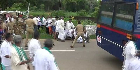 விவசாயிகள் மீது போலீஸ் தடியடி