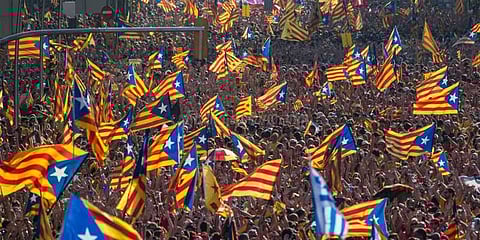 கேட்டலோனியா தனிநாட்டுக்கு எதிர்ப்பு: பார்சிலோனாவில் பேரணி