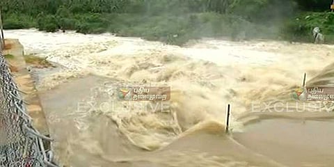 பாலாற்றில் கரைபுரண்டோடும் வெள்ளம்: அபாயத்தில் புதிய பாலம்