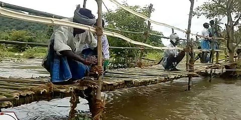 கோரிக்கை நிராகரிப்பு: களத்தில் இறங்கி பாலம் அமைத்த கிராம மக்கள்