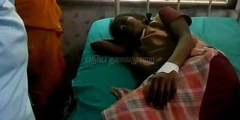 ஆசிரியை தாக்கியதில் மயங்கி விழுந்த மாணவி மருத்துவமனையில் அனுமதி