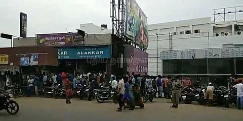 புதிய கட்டணத்தில் சினிமா டிக்கெட் விற்பனை: மெர்சலுக்காக குவிந்த ரசிகர்கள்