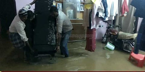 சேலத்தில் வெளுத்து வாங்கியது கனமழை: வீடுகளுக்குள் புகுந்த வெள்ள நீரால் மக்கள் தவிப்பு