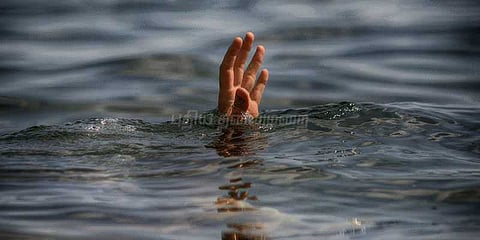 ஆற்றில் மூழ்கி மாணவன் மரணம்: சடலத்துடன் உறவினர்கள் மறியல்