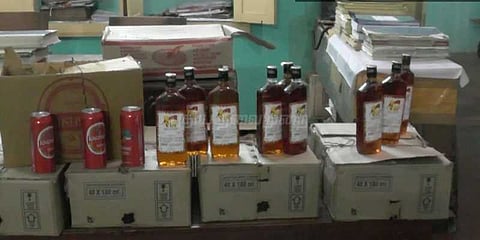 250 மதுபாட்டில்களை கடத்திய வந்த காவலர்கள் உள்ளிட்ட 4 பேர் கைது