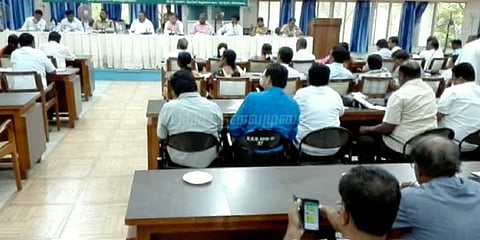 டெங்கு தடுப்பு ஆய்வுக்கூட்டம்: அலட்சியமாக விளையாடிய அதிகாரிகள்