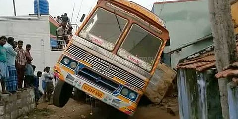 வீட்டுத் திண்ணை மீது ஏறிய லாரி: விபத்தில் 2 சிறுவர்கள் பலி