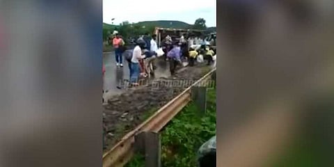 விபத்தில் சிக்கிய லாரியிலிருந்து வெளியேறிய மீன்கள்: வைரலாகும் வீடியோ