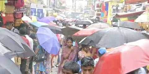 தீபாவளி ஷாப்பிங்: மழையிலும் தி.நகரில் குவிந்த மக்கள்