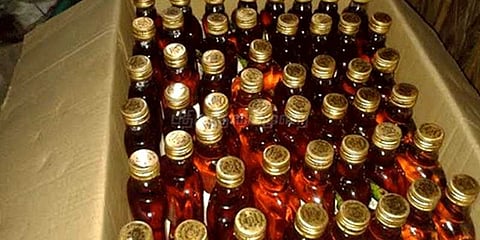 மதுபிரியர்களுக்காக ஆற்றுக்கே வந்த சாராயக்கடை