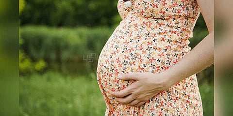 குழந்தை உதைத்தால் தாயின் வயிறு கிழியுமா?