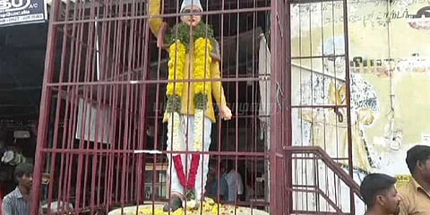 எம்ஜிஆர் சிலைக்கு புதிய பூட்டு போட்ட ஈபிஎஸ் அணி: கோபத்தின் உச்சத்தில் டிடிவி அணி