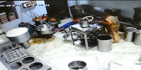 கிரைண்டர் சுவிட்சை தொட்ட இளைஞர் மின்சாரம் தாக்கி பலி