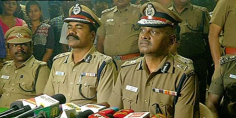 காவலர்களுடன் தீபாவளி கொண்டாடினார் சென்னை ஆணையர்