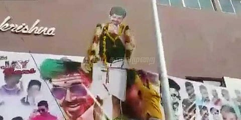 பெங்களூரில் மெர்சலுக்கு எதிர்ப்பு: விஜய் ரசிகர்கள் - கன்னட அமைப்பினர் மோதல்