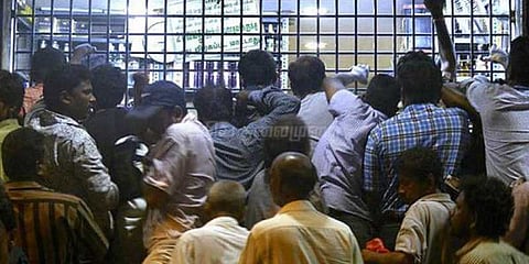 தீபாவளியையொட்டி மதுக்கடைகளில் அலைமோதியது கூட்டம்