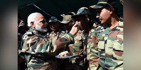 ராணுவ வீரர்களுடன் தீபாவளி கொண்டாடிய மோடி!