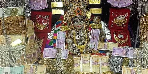 மபி மகாலட்சுமி கோவிலில் பணம் குவித்து வழிபட்ட பொதுமக்கள்