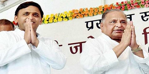 ஒன்றாகக்கூடி தீபாவளி கொண்டாடிய முலாயம்-அகிலேஷ்