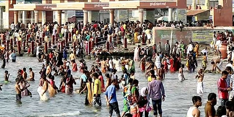 தீபாவளி, அமாவாசை: ராமேஸ்வரத்தில் குவிந்த யாத்ரீகர்கள்