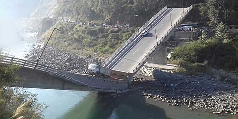 பாலம் இடிந்து விழுந்தது: 6 பேர் படுகாயம்!