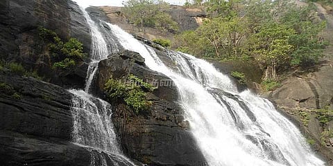 பயணிகள் வருகை அதிகரிப்பு: குற்றாலத்தில் போக்குவரத்து நெரிசல்