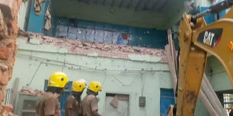 மேற்கூரை இடிந்ததில் உயிரிழந்த 8 பேரின் உடல்கள் உறவினர்களிடம் ஒப்படைப்பு