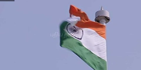 கோட்டையில் ஏற்றப்பட்ட தேசிய கொடியில் ஓட்டை