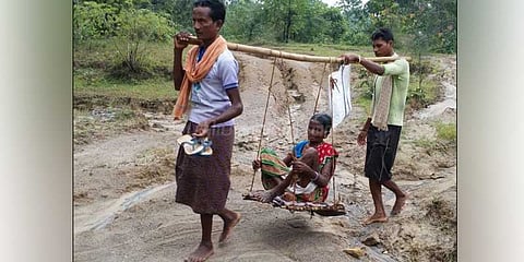 ஆம்புலன்ஸ் வர முடியாத சாலை: நோயாளிகளை தோளில் சுமக்கும் அவலம்