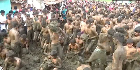 பாரம்பரிய சாணியடி திருவிழா: பக்தர்கள் உற்சாகமாக பற்கேற்பு