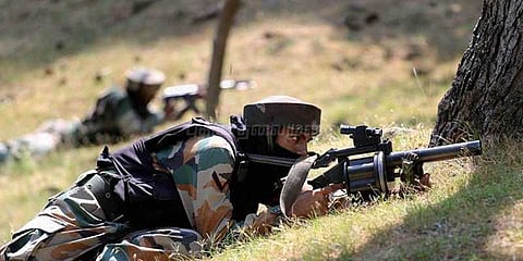 காஷ்மீரில் பயங்கரவாதி சுட்டுக்கொலை: தேடுதல் வேட்டை தொடர்கிறது