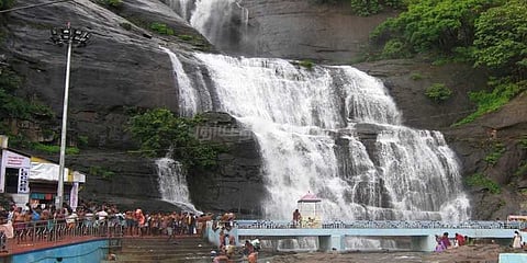 குற்றால அருவிகளில் குவியும் சுற்றுலா பயணிகள்