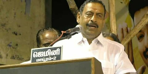 அமைச்சர் ஓ.எஸ்.மணியன் பேசிய மேடை முன்பு கல் வீச்சு