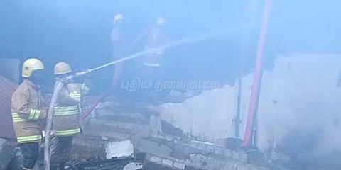 காகித அட்டை ஆலையில் தீ விபத்து: பலகோடி மதிப்பிலான பொருட்கள் சாம்பல்