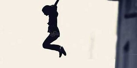 பள்ளியில் சித்ரவதை: மாடியில் இருந்து குதித்து மாணவி தற்கொலை