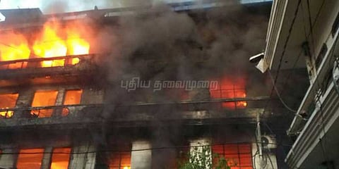 சினிமா தியேட்டர் அருகே திடீர் தீ விபத்து