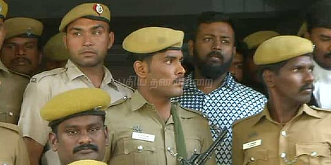 பெங்களூரில் சுதந்திரமாக சுற்றித்திரிந்த சுகேஷ்: உதவிய காவலர்கள் கைது